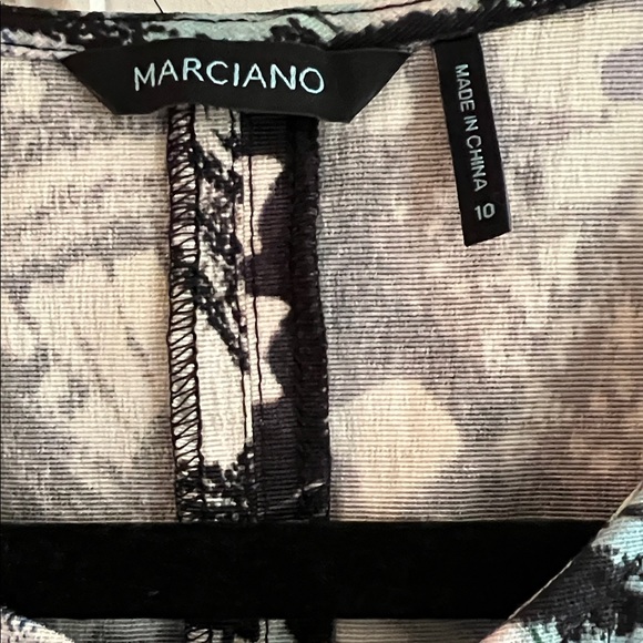 Guess By Marciano Zip Front Dress With Hidden Side Pockets. Gorgeous Pattern - Picture 6 of 9